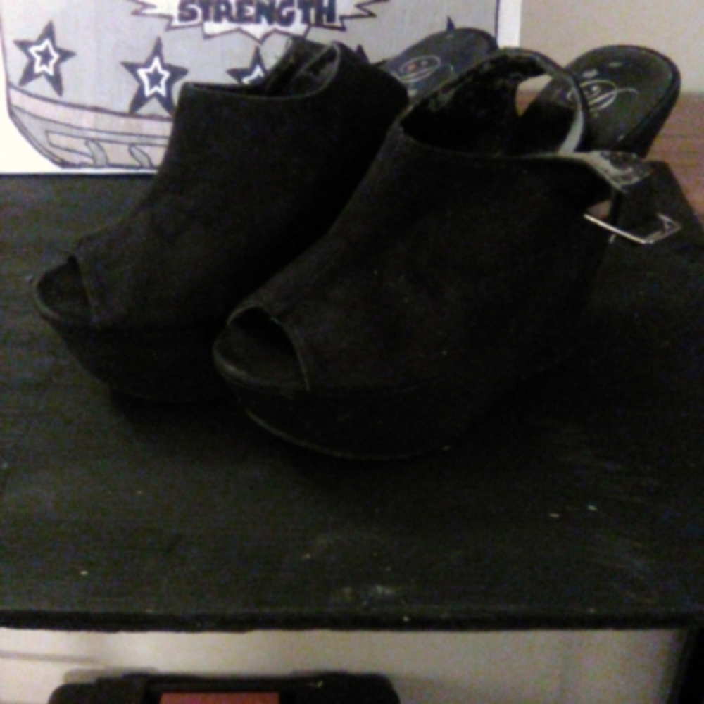 BLACK OPEN-TOE MULE WEDGES